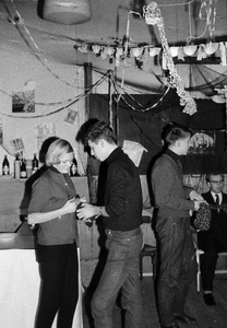 845226 Afbeelding van enkele leerlingen tijdens een klassenavond op de IVO-school P.F. van Overbeekeschool ...